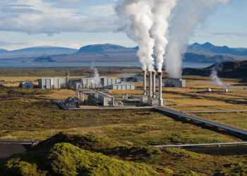 The Nesjavellir Geothermal Power Plant in Iceland (Gretar Ívarsson – Edited by Fir0002, Public domain, via Wikimedia Commons)