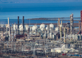The Chevron refinery in Richmond, California, with San Pablo Bay in the background (Bastique, CC BY-SA 4.0, via Wikimedia Commons)