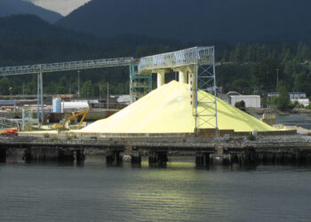 Sulfur being loaded at the Port of Vancouver in Canada (Laurent Bélanger, CC BY-SA 4.0, via Wikimedia Commons)