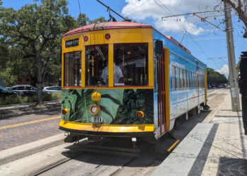 A historic-style streetcar in Tampa (Pokemonprime, CC BY 4.0, via Wikimedia Commons)