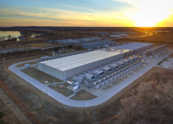 A Google data center in Council Bluffs, Iowa (chaddavis.photography from United States, CC BY 2.0, via Wikimedia Commons)