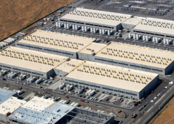 An aerial view of three Amazon data centers and a fourth under construction in Oregon (Tedder, CC BY-SA 4.0, via Wikimedia Commons)