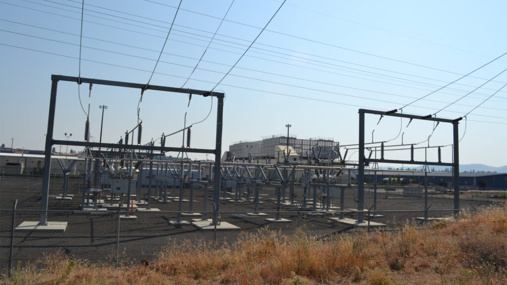 Power lines at a Google data center in Oregon (Visitor7, CC BY-SA 3.0, via Wikimedia Commons)