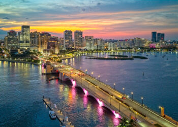 An aerial view of Royal Park Bridge heading into West Palm Beach (iStock image)