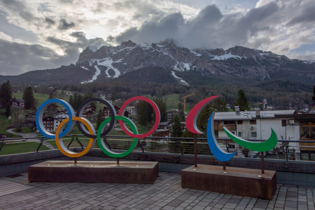 The Olympic Rings installation in Cortina d’Ampezzo, Italy, set against the backdrop of the Dolomite mountains (Marmolada48, CC BY 4.0, via Wikimedia Commons)