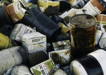 Open-pit dumping was once common in the United States, like this site in California in 1972. (Gene Daniels, Documerica Project, U.S. National Archives)