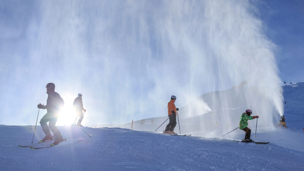 A cannon spreading artificial snow on a ski slope (Roy Egloff, CC BY-SA 4.0, via Wikimedia Commons)