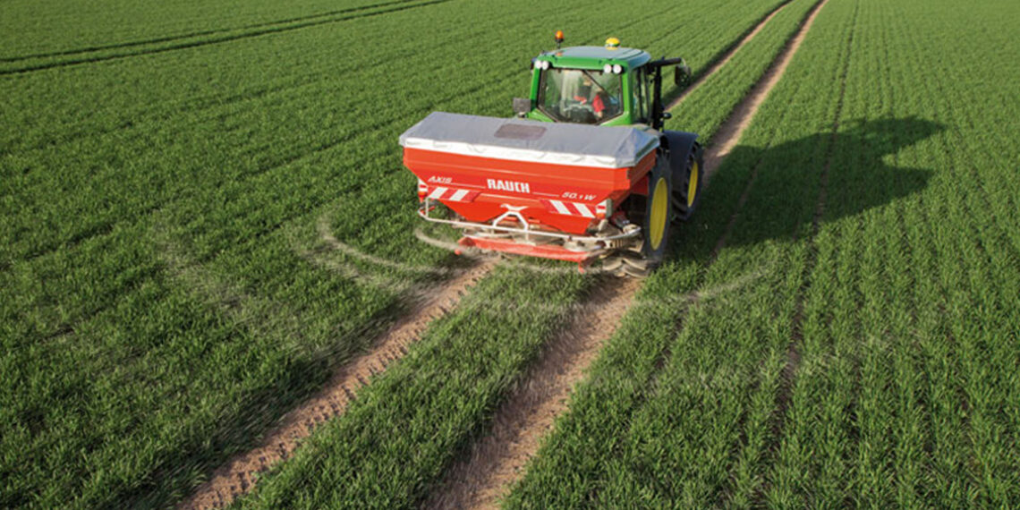 A fertilizer spreader (RAUCH Landmaschinefabrik GmbH, CC BY-SA 3.0 DE, via Wikimedia Commons)