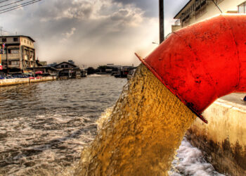 A sewage outflow pipe in Bangkok, Thailand. (Image by Trey Ratcliff via Flickr, CC BY-NC-SA 2.0)