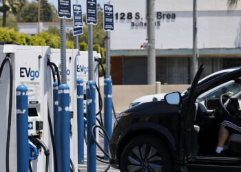 Electric vehicles charging (Carlin Stiehl/Los Angeles Times via Getty Images)