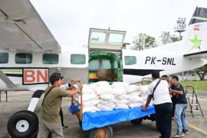 Sodium chloride being loaded into a cloud-seeding aircraft in Indonesia. (Roesmin Nurjadin Air Force Base Information Service, Public domain, via Wikimedia Commons)
