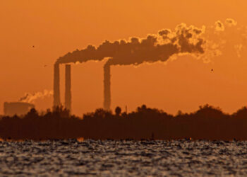 Smoke is emitted from a power plant in Florida (iStock image)