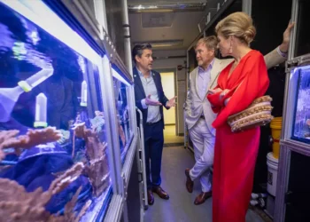 Inside the Coral Reef Futures Lab, marine biologist Andrew Baker briefs King Willem-Alexander and Queen Máxima of the Netherlands on the Rosenstiel School’s coral spawning efforts. (Photo: Joshua Prezant/University of Miami)